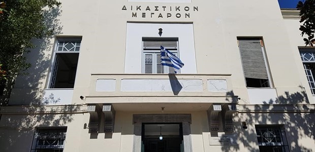 Γρονθοκόπησε άγρια την κόρη του γιατί φόρεσε μαντήλα